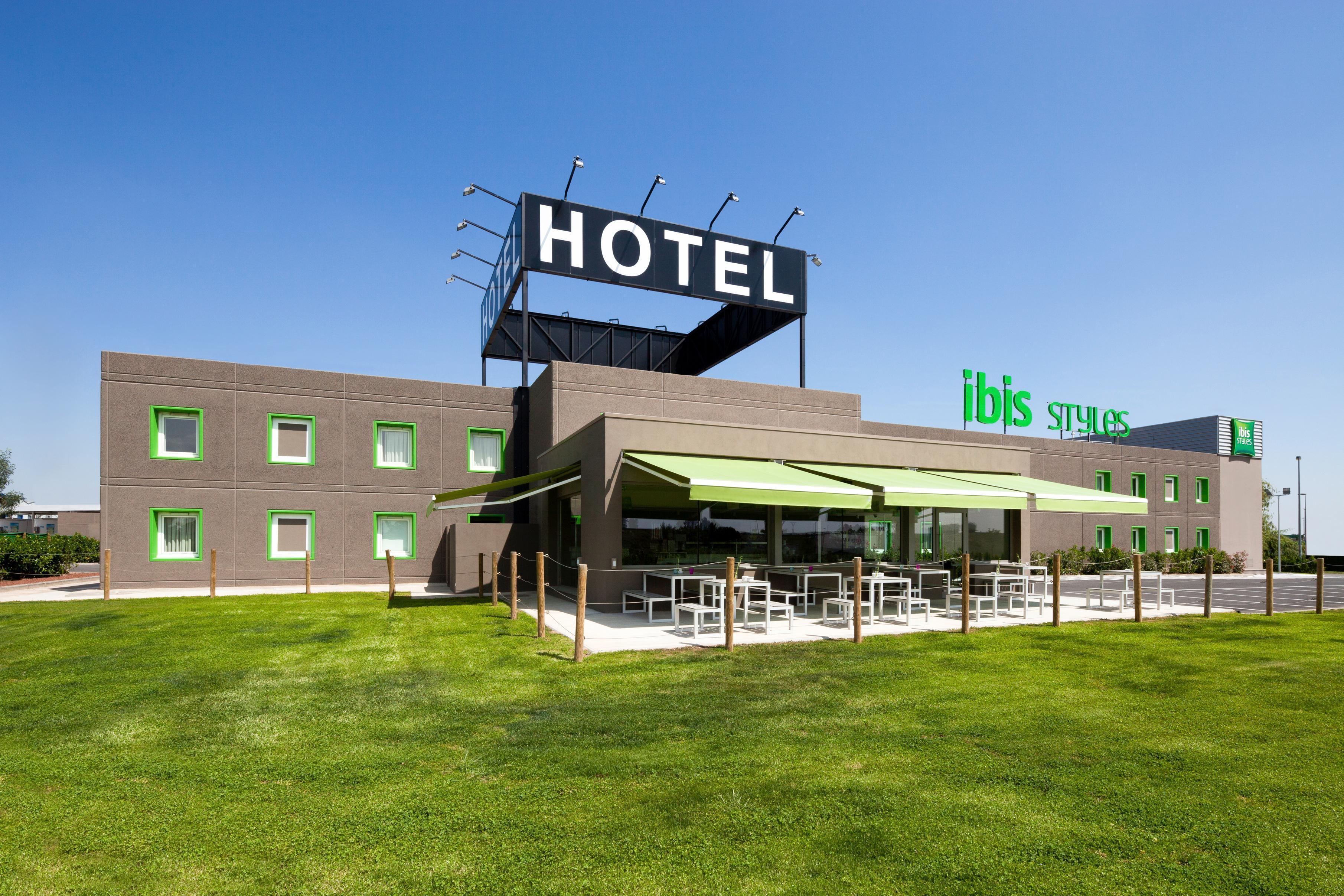 Hotel Ibis Styles Lleida Torrefarrera Exterior photo