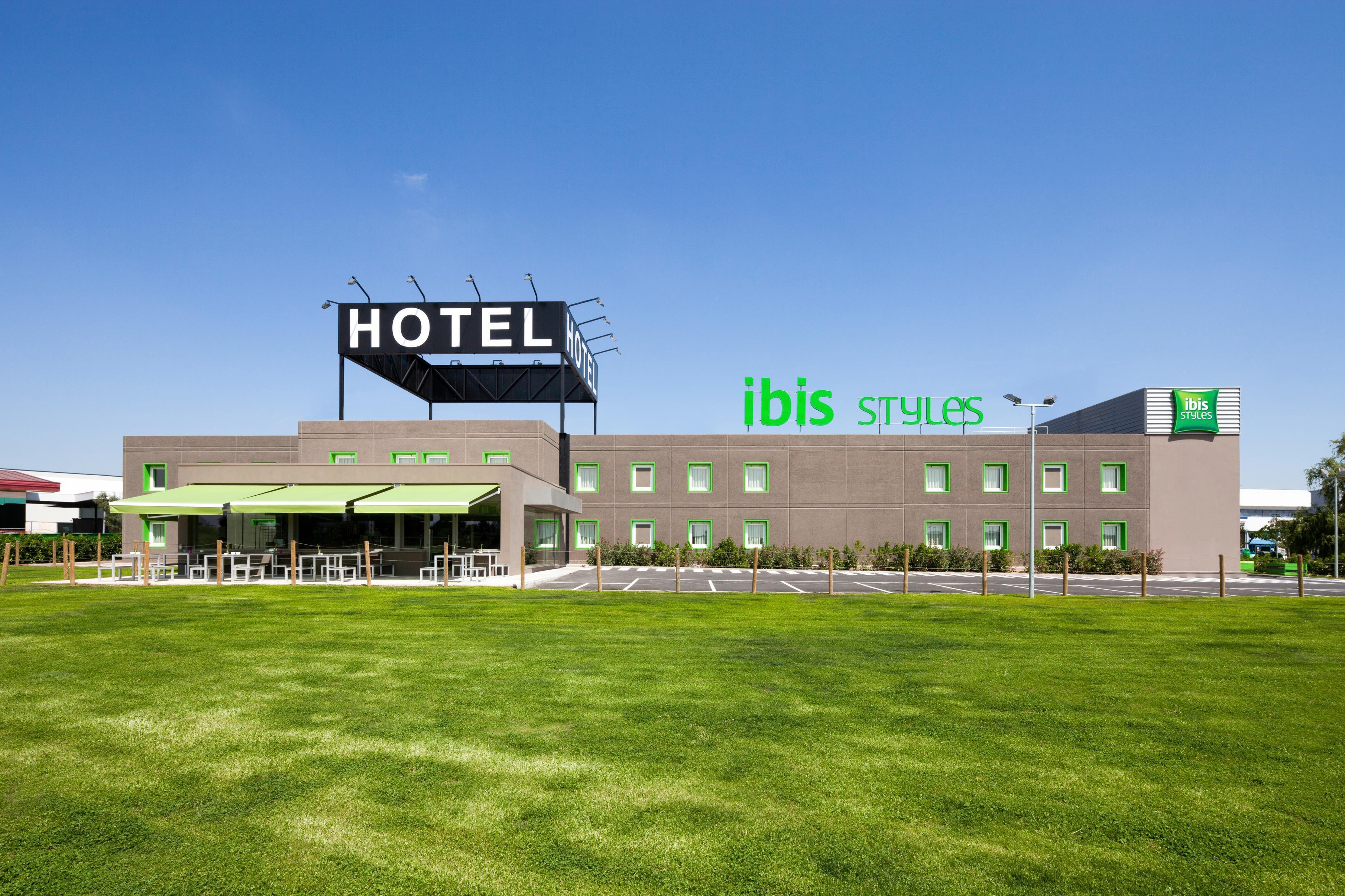 Hotel Ibis Styles Lleida Torrefarrera Exterior photo